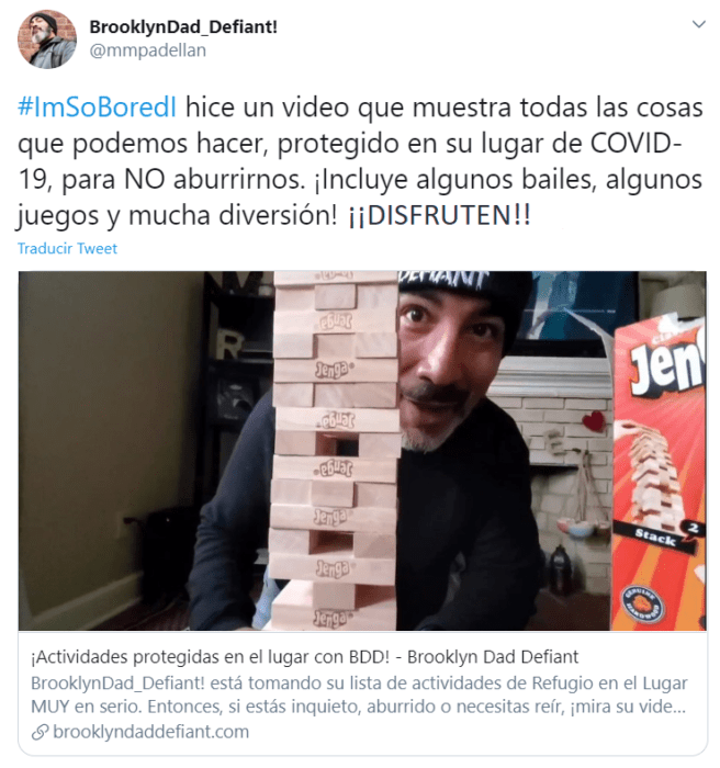 Captura de Twitter con fotografía de un hombre jugando jenga