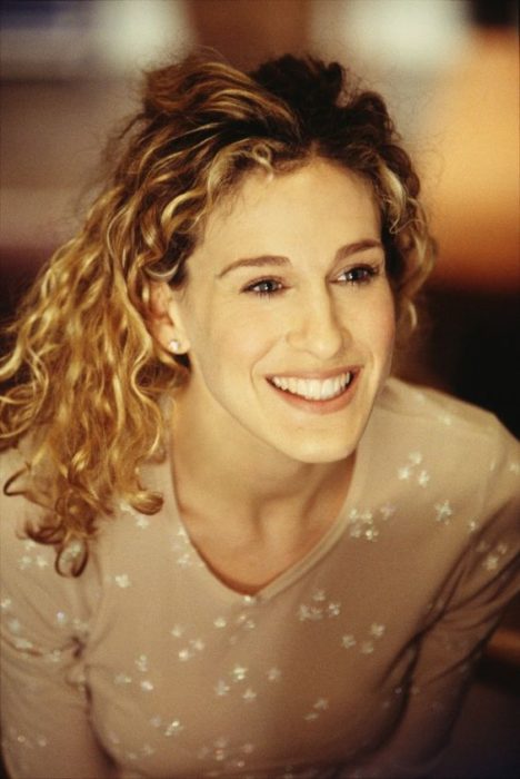 Carrie Bradshaw sonriendo 