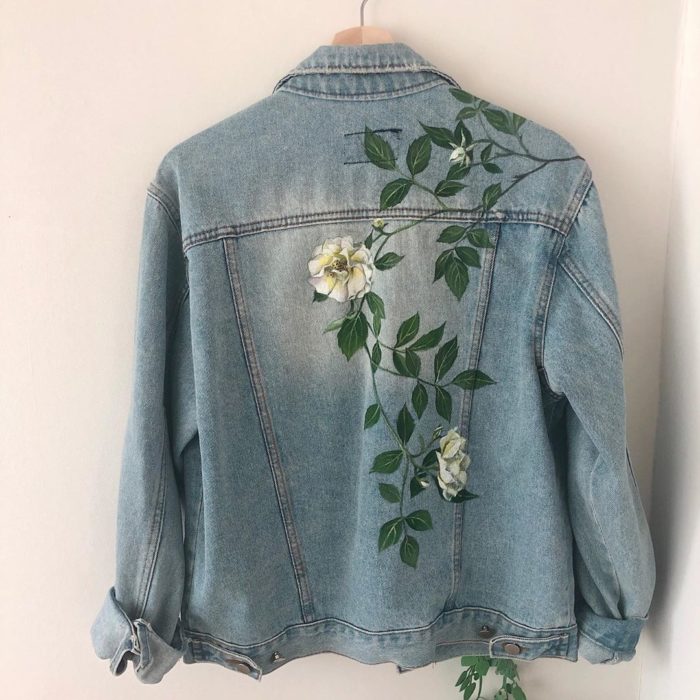 Chaqueta tipo denim con hojas verdes y flores blancas