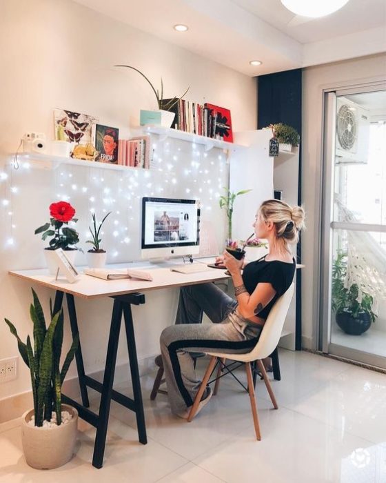 Mujer realizando home office