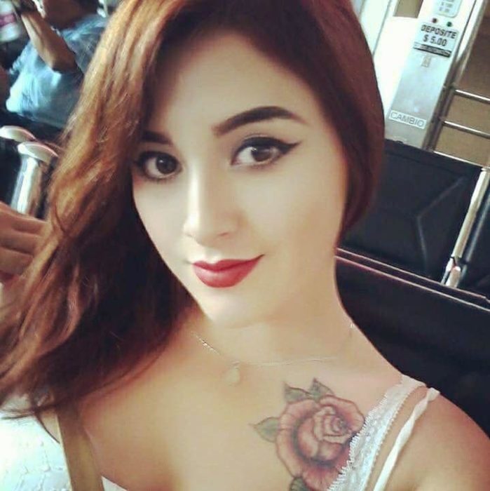 Selfie chica muestra su maquillaje