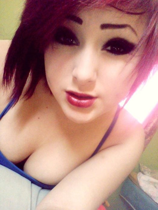 Selfie de chica con maquillaje muy marcado en ojos y cabello rosa