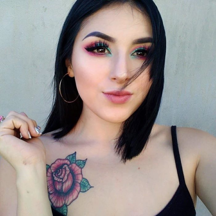 Selfie chica muestra su maquillaje