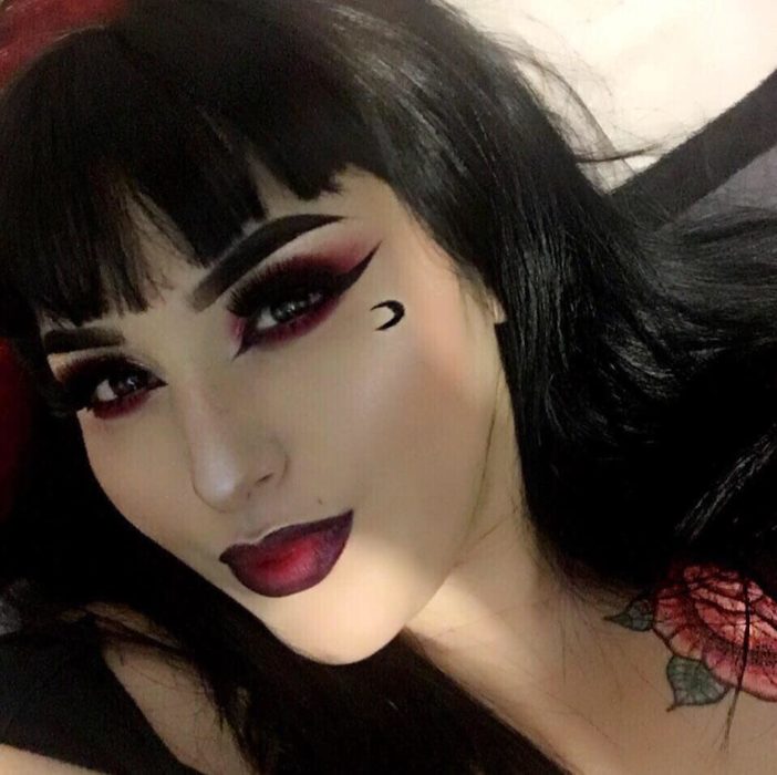 Selfie chica muestra su maquillaje