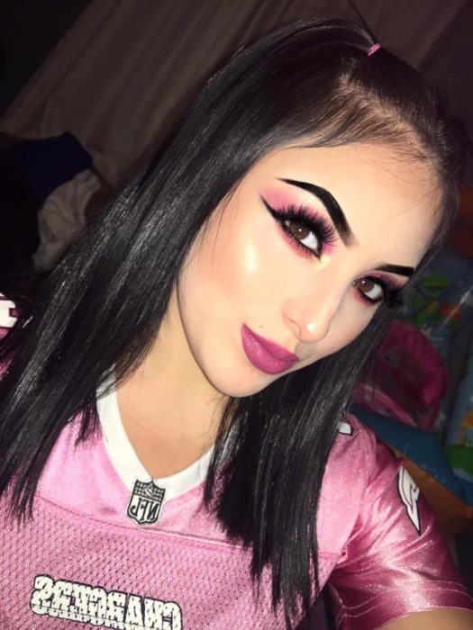 Selfie chica muestra su maquillaje