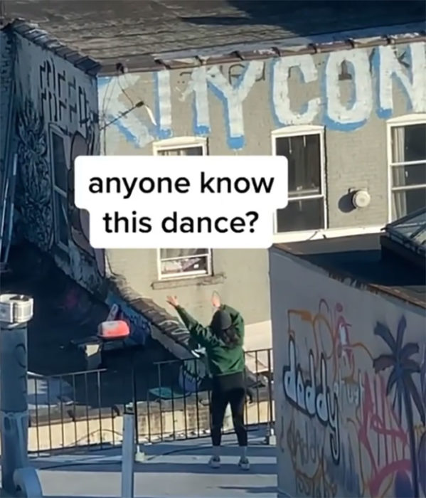 Chica bailando en el techo de su edificio