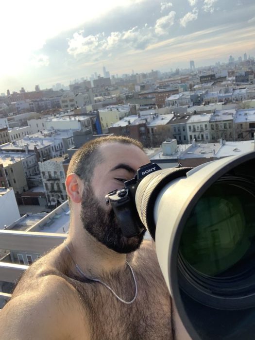 Chico tomando fotografías con su camara en mitad de la cuarentena 