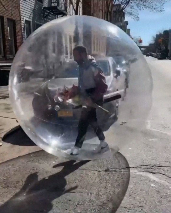 Sale a la calle en una burbuja de plástico para conocer a chica