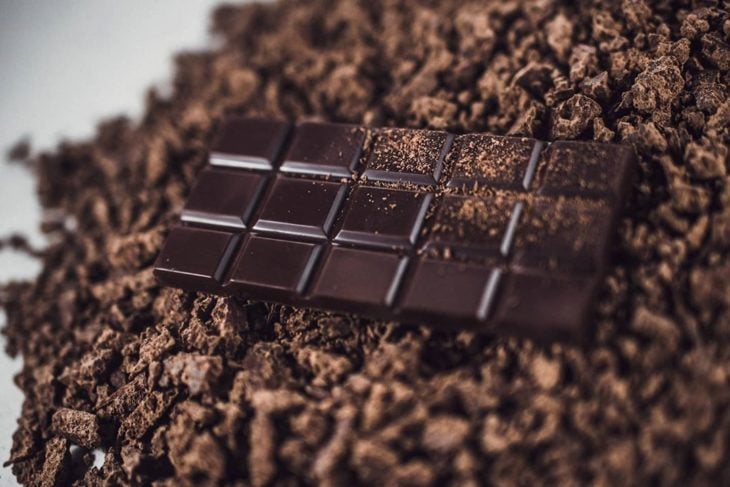 Barra de chocolate oscuro con chocolate granulado