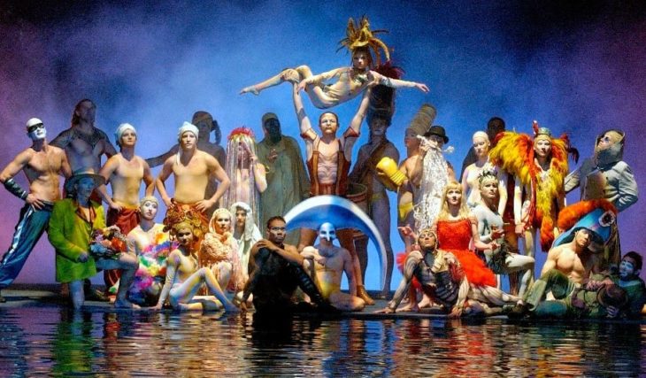 Elenco de Cirque du Soelil posando para una fotografiara 