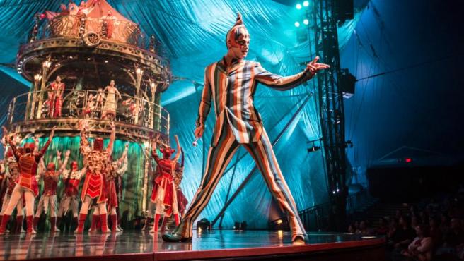 Payasoos del Cirque du Soleil recibiendo la público 