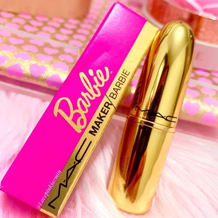 Empaque del labial creado por Mac e inspirado en Barbie. Tiene tonos rosados con dorado 