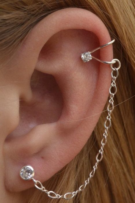 Arete para oreja con colgante y piedritas en cada extremo