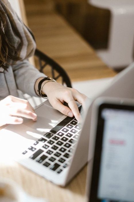 Mujer realizando home office en un lugar cómodo