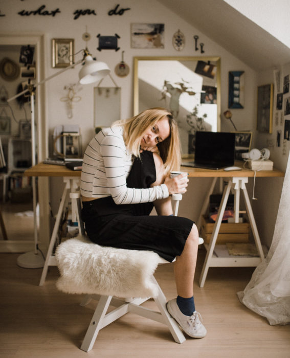 Astronauta de la NASA da consejos para pasar la cuarentena; mujer rubia sentada en una silla con taza de café en la mano