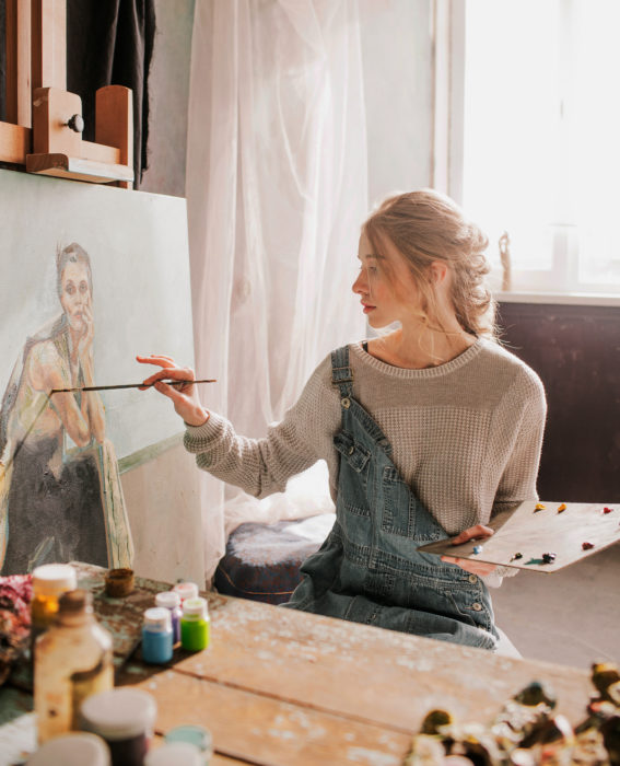 Astronauta de la NASA da consejos para pasar la cuarentena; mujer artista en su estudio pintando retrato al óleo, pintora