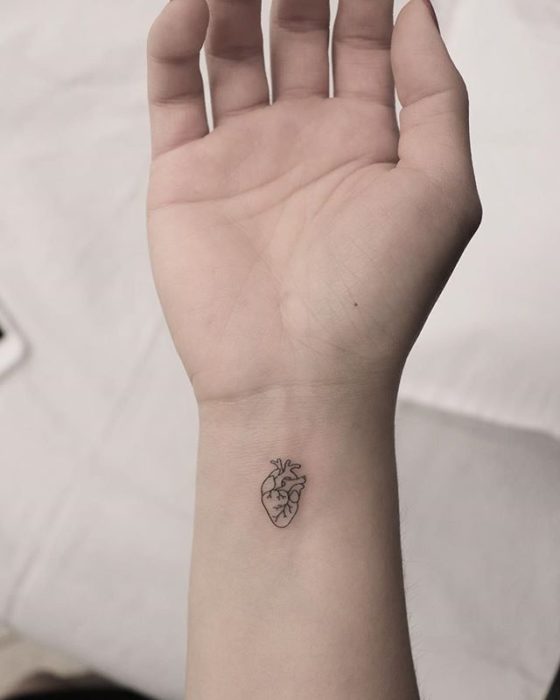 Tatuaje del órgano del córazón en la parte interna de la muñeca