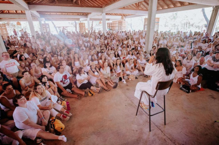 Jared Leto vestido de blanco hablando con sus fans, culto