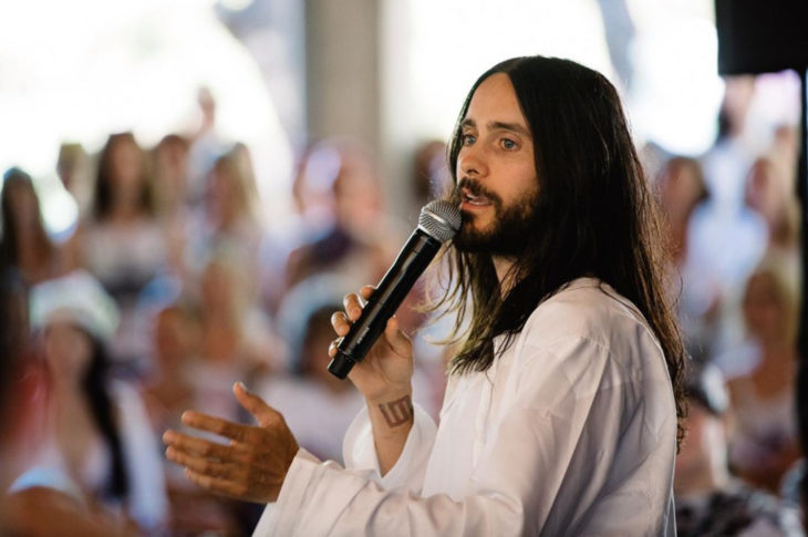 Jared Leto vestido de blanco hablando con sus fans, culto