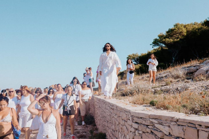 Jared Leto vestido de blanco caminando con sus fans, culto