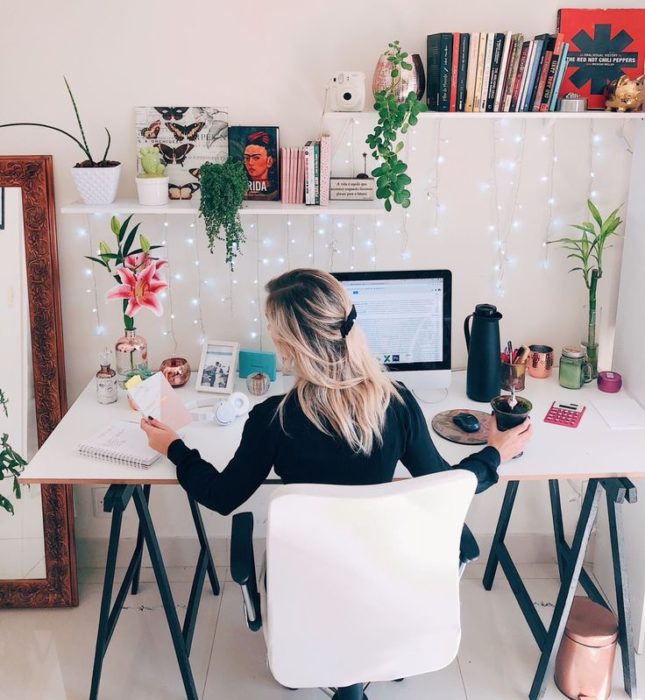 Chica realizando home office