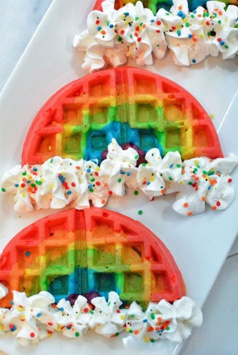 Waffles de colores arcoíris