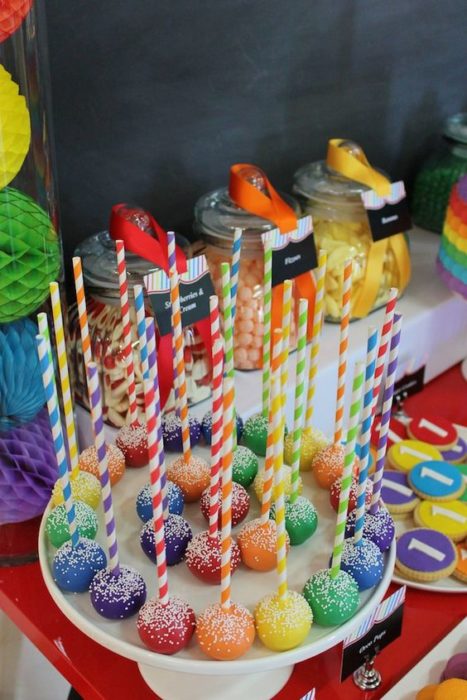 Bocadillos de colores para fiesta infantil