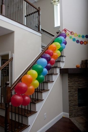 Barandales de escalera adornados con globos de colores