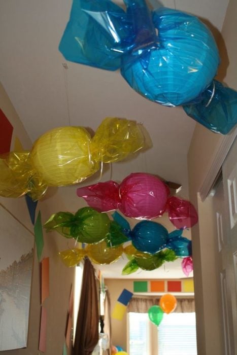 caramelos flotantes hechos con lámparas de papel de techo y celofán de colores