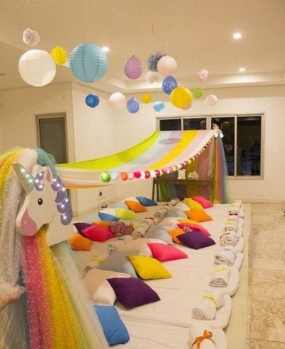 Decoración de habitación para hacer pijamada con colchonetas, cojines y telas de colores