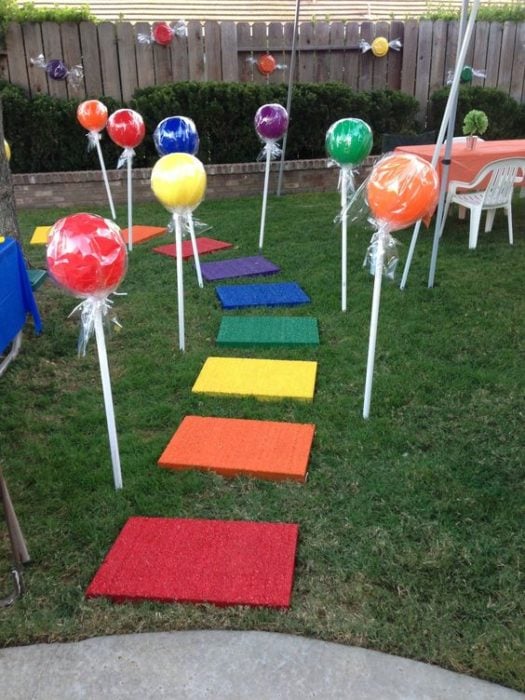 Camino de adornos en forma de paletas para decoración de fiesta infantil