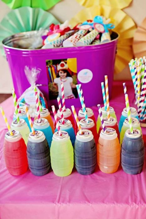 jugos de sabores con popotes de colores para fiesta infantil