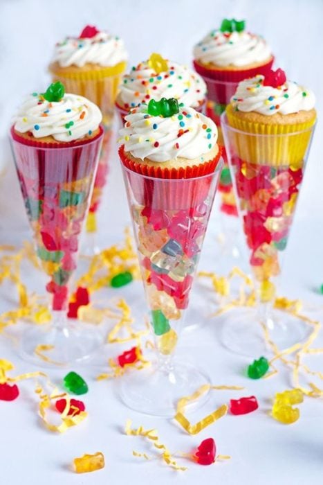 cupcakes en conito con gomas de colores para fiestas infantiles