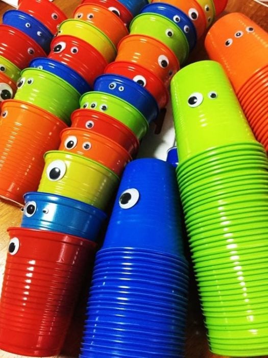 vasos de colores con ojitos