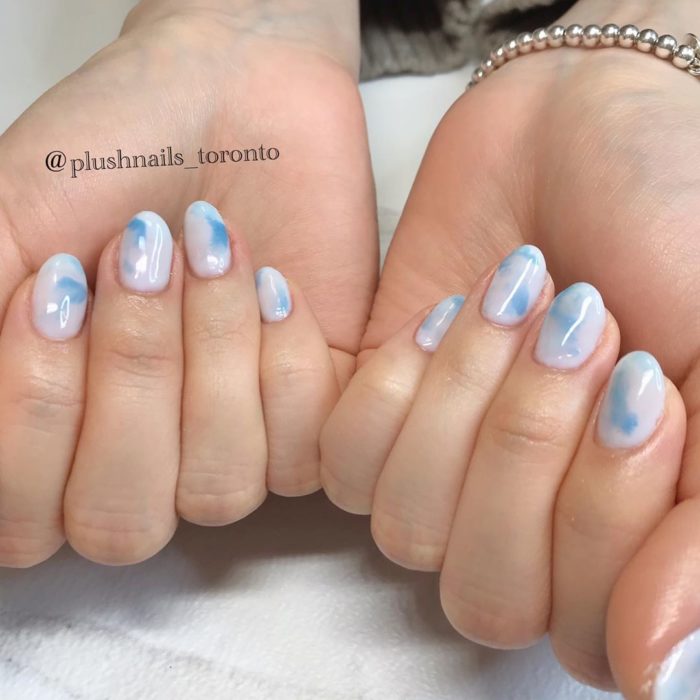 Manicura en degradado azul cielo