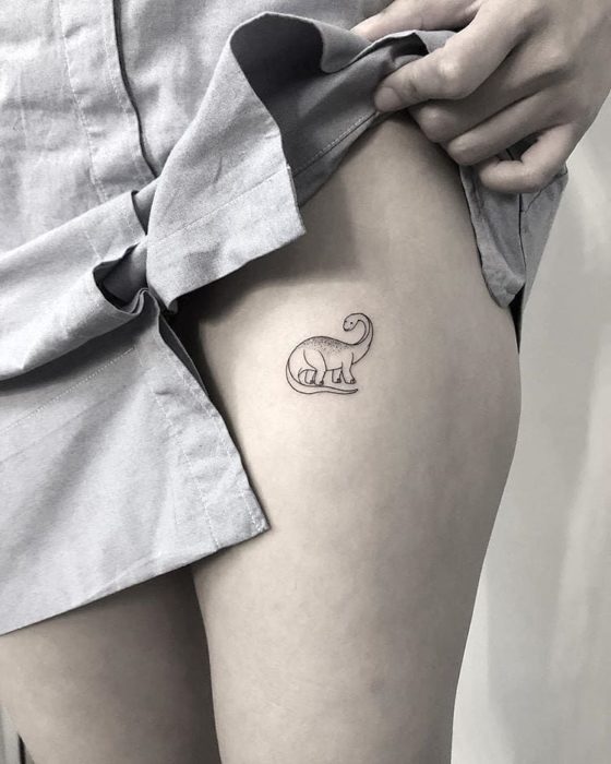 Tatuaje pequeño sobre los muslos