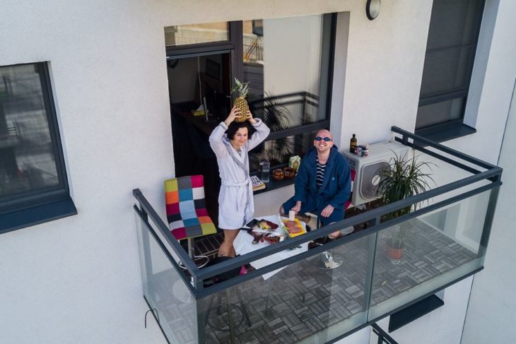 Pareja en la terraza de su casa haciendo un día de campo