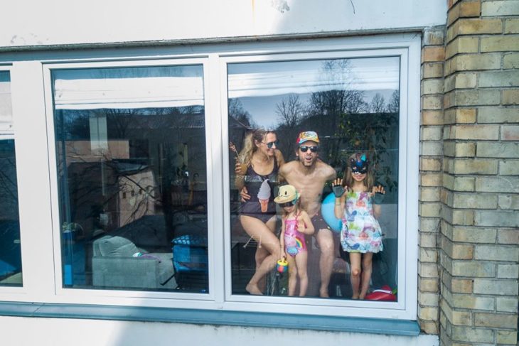 Familia dentro de su casa listos para un día de playa 