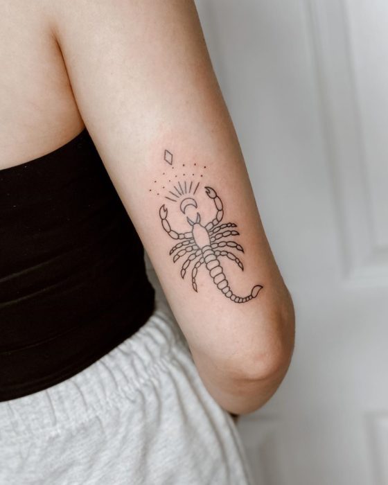 Tatuaje del signo de escorpio, un escorpión en la parte trasera del brazo