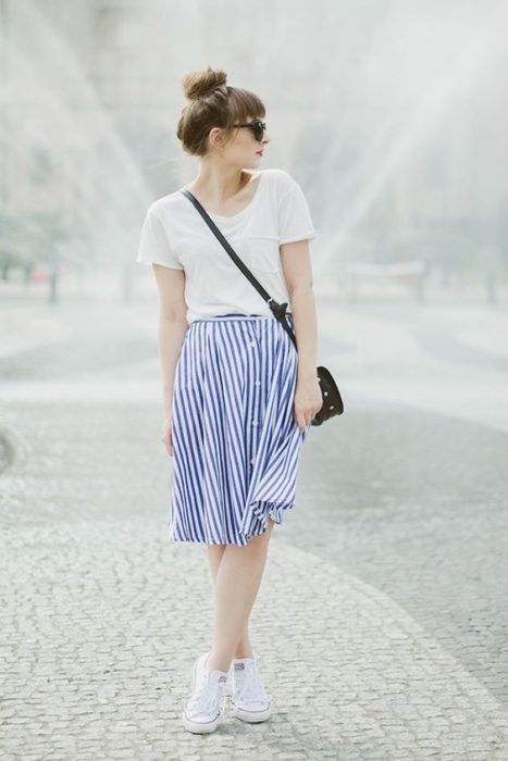 Falda de estampado a rayas azul con blanco