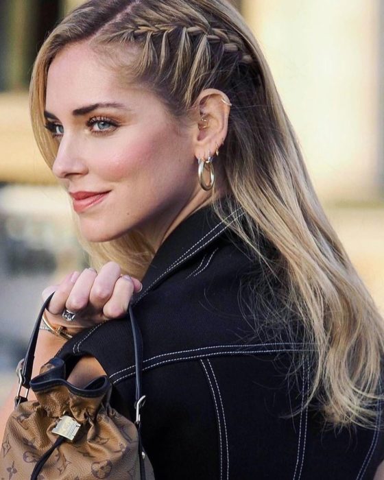 Chiara Ferragni posando con un outfit de mezclilla para una revista 