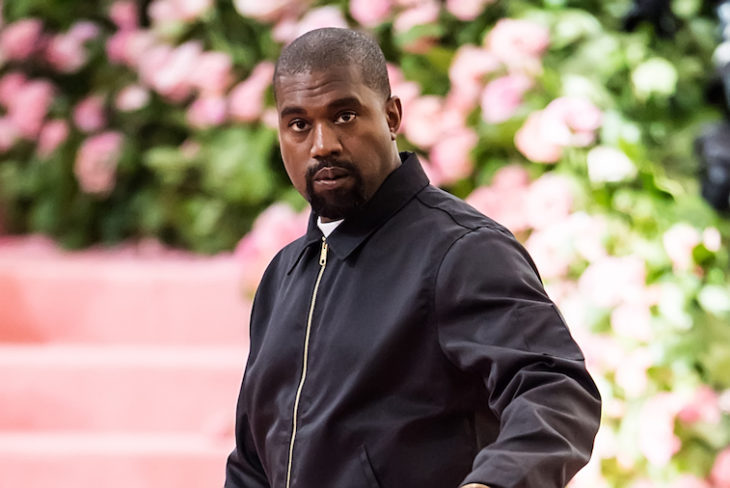 Kanye West en el Museo Metropolitano posando sobre una alfombra rosa pastel