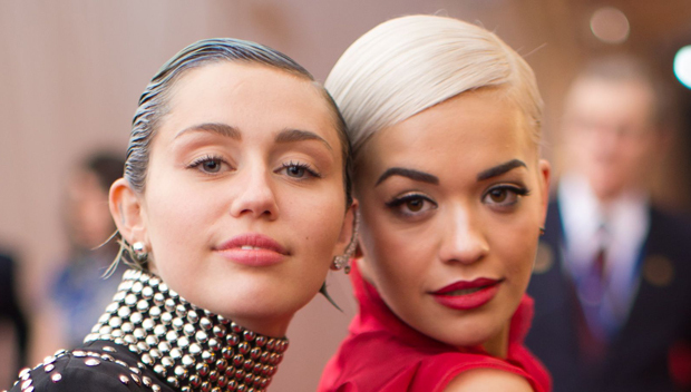 Miley Cyrus y Rita Ora posando juntas para la Met Gala 