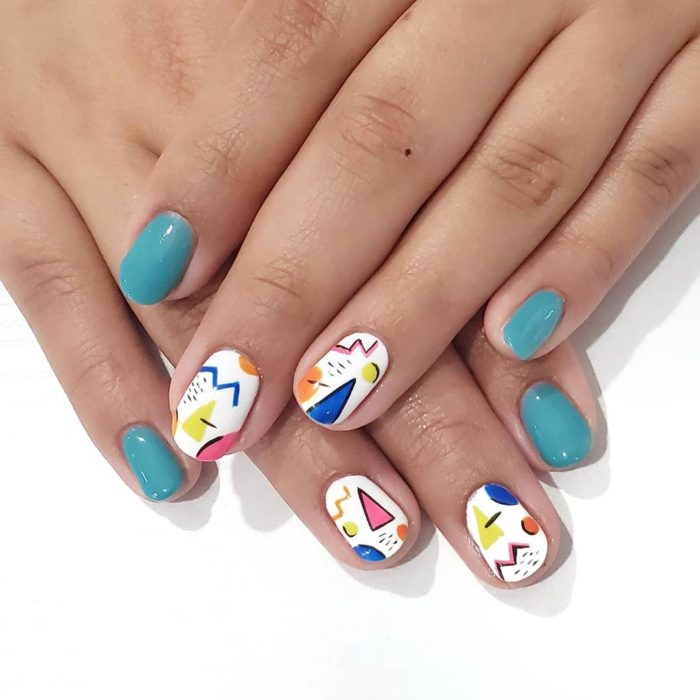 Manicura con formas geométricas de colores