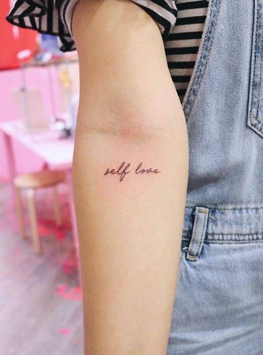 Tatuaje de frase en la zona interna del antebrazo