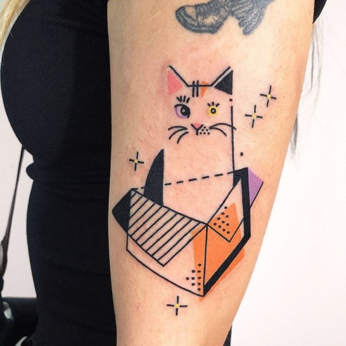 Tatuaje de la artista Moon Blue Ink de un gatito en una caja