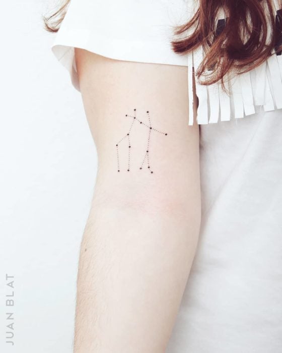 Tatuaje de la constelación de geminis solo el antebrazo