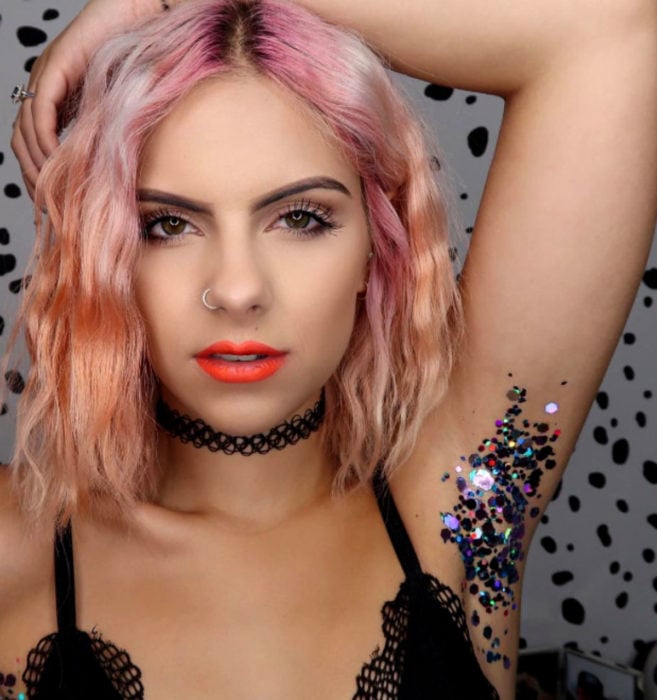 Glitterpits la nueva moda de Instagram en la que mujeres ponen diamantina en sus axilas; mujer de cabello rosa