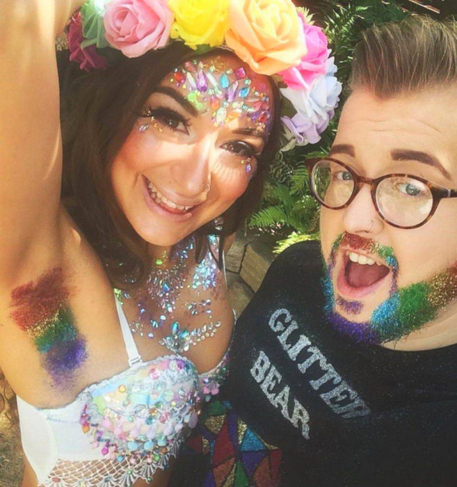 Glitterpits la nueva moda de Instagram en la que mujeres ponen diamantina en sus axilas; chica y mejor amigo