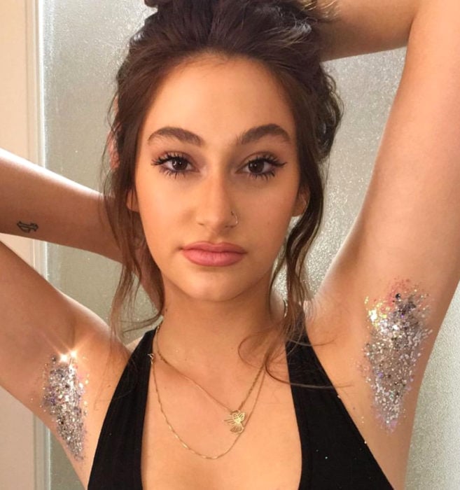 Glitterpits la nueva moda de Instagram en la que mujeres ponen diamantina en sus axilas